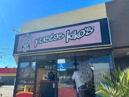 Pastes Kikos outside