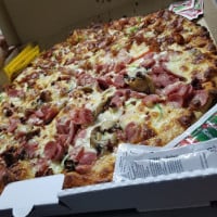 Checo’s Pizza food