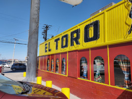 El Toro Quintaco outside