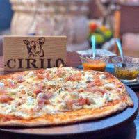 Cirilo Pizza A La Leña food