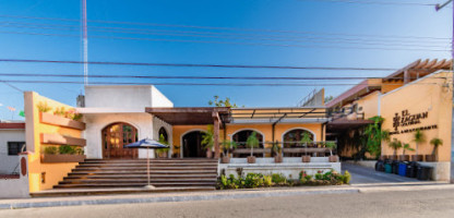 El Zaguan Colonial outside