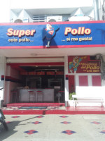 El Pollo Dorado outside