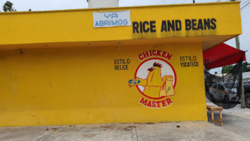 Chicken Master Estilo Belize outside