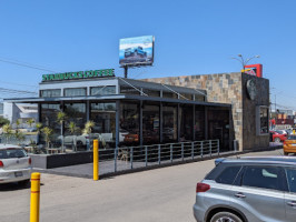 Starbucks Outlet León outside