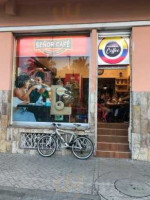Señor Café outside