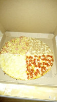 Uri's Pizza food