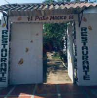El Patio Magico de Gabo y Leo Matiz inside