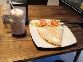 Manolo's Crêpes Café food