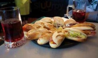 100 Montaditos food