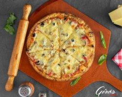 Giro's Gourmet Pizza food