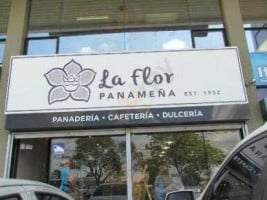 Cafe Flor Panamena outside