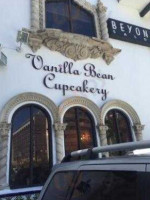 Vanilla Bean Cupcakery outside