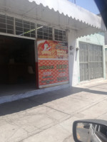 Pollo Feliz outside