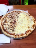 Gordy's Pizza food