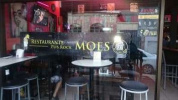 Moes Pub Rock outside
