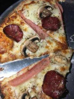 Lolo’s Pizza Y Cava De Vinos food