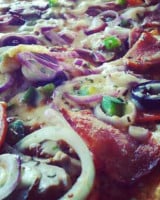 Pizza Tutto Bene food