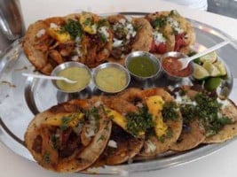 Los Tacos Del Gordo food