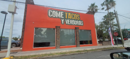 Tacos El Pata outside