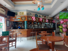 Union Taverna inside