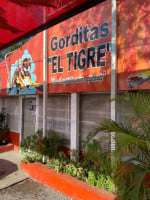 Gorditas El Tigre outside