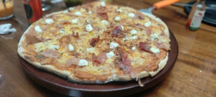 Cirilo Pizza A La Leña food
