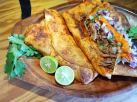 Barbacoa Y Birria Cuernos Largos, México food