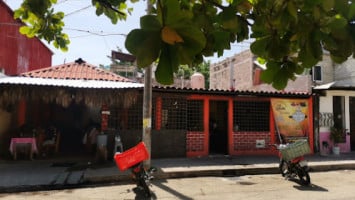 Los Cómales outside