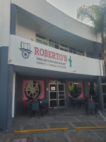 Roberto’s outside