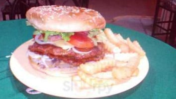 Cocodrilo's Burger food