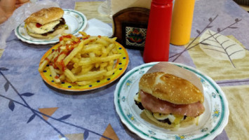 Hamburguesas Los Arcos food