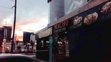 Macho-mexicano outside