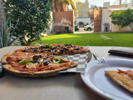 Monterosso Pizza A La Leña food