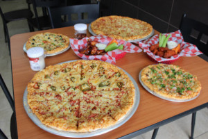 Plutarco's Pizza food