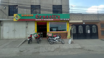 Rodeo Cruzelis Pizza outside