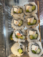 Sushi Tanoshimi food