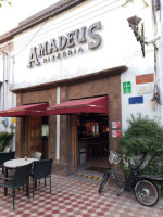 Amadeus Pizzera food