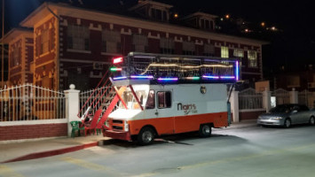 Nigiris Sushi Truck outside