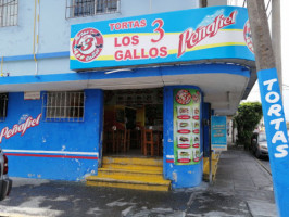 Tortas Los Cuatro Gallos outside