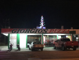 Giorgios Pizza outside