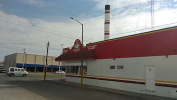 Pollo Feliz Juárez outside