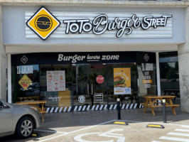 Toto Burger Street Solares inside