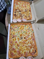 Pizzas Los Faros food