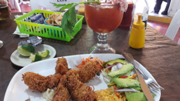 Mariscos Y Cocteles El Chaca food