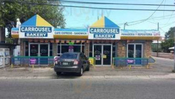 Carrousel Bakery outside