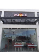 Wok 'n ' Roll food
