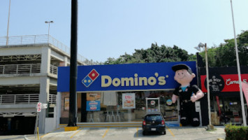 Domino's Pizza Tabasco 2000 outside