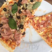 La Fabbrica Pizzeria food