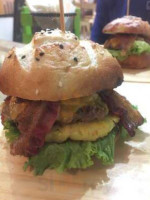 Tapuy Burger Crafters food
