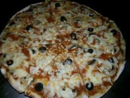 Pizza Tutto Bene food